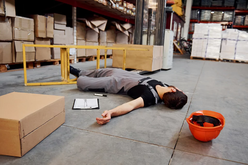 Zaštitna kaciga i zaštitne naočale - HUSZNR